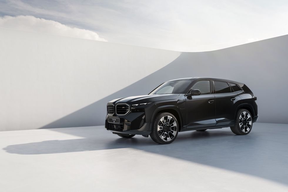 2023-bmw-xm-black-front-three-quarters-102-1664389199.jpg