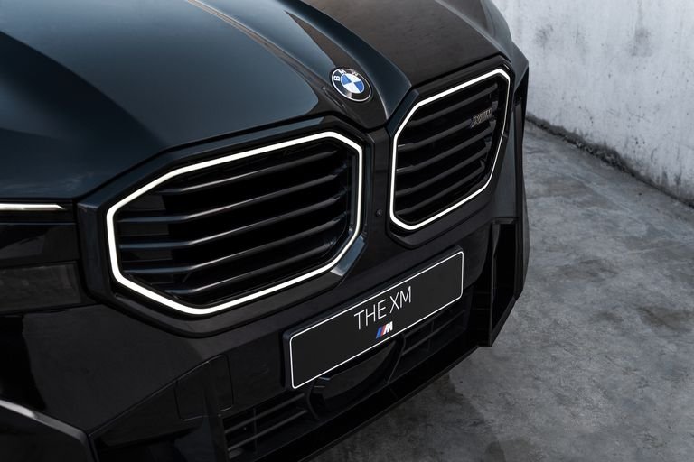2023-bmw-xm-black-grille-101-1664389198.jpg