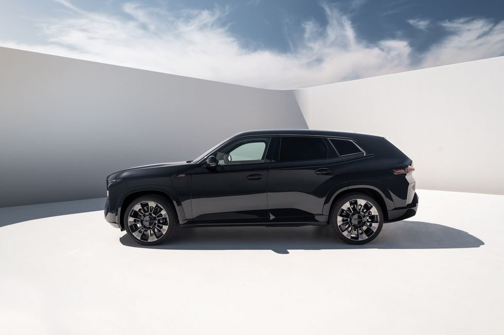 2023-bmw-xm-black-side-profile-101-1664389188.jpg