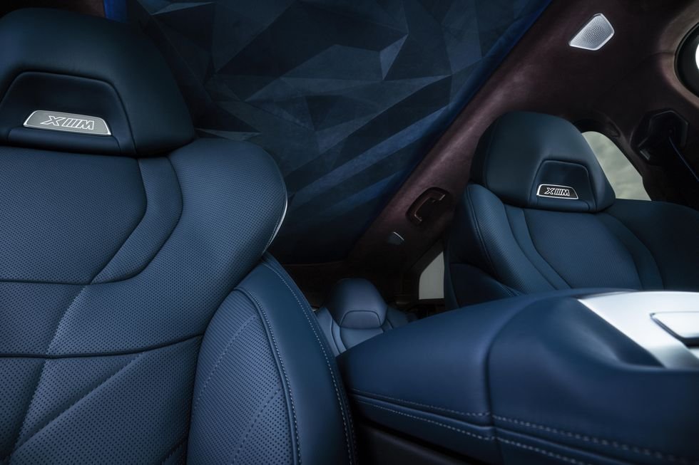 2023-bmw-xm-front-seats-1664208747.jpg