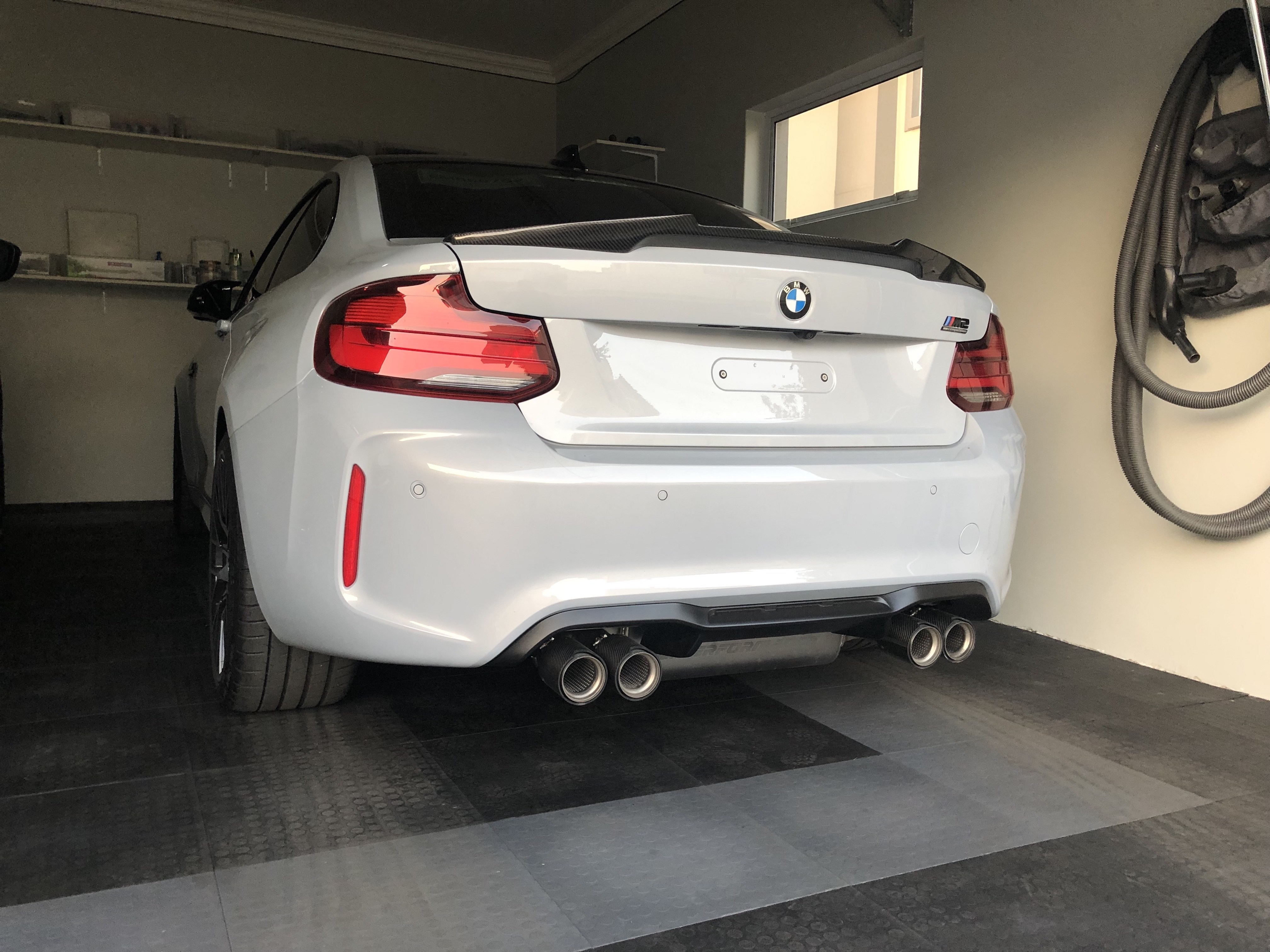 garage back_4527386372.jpg
