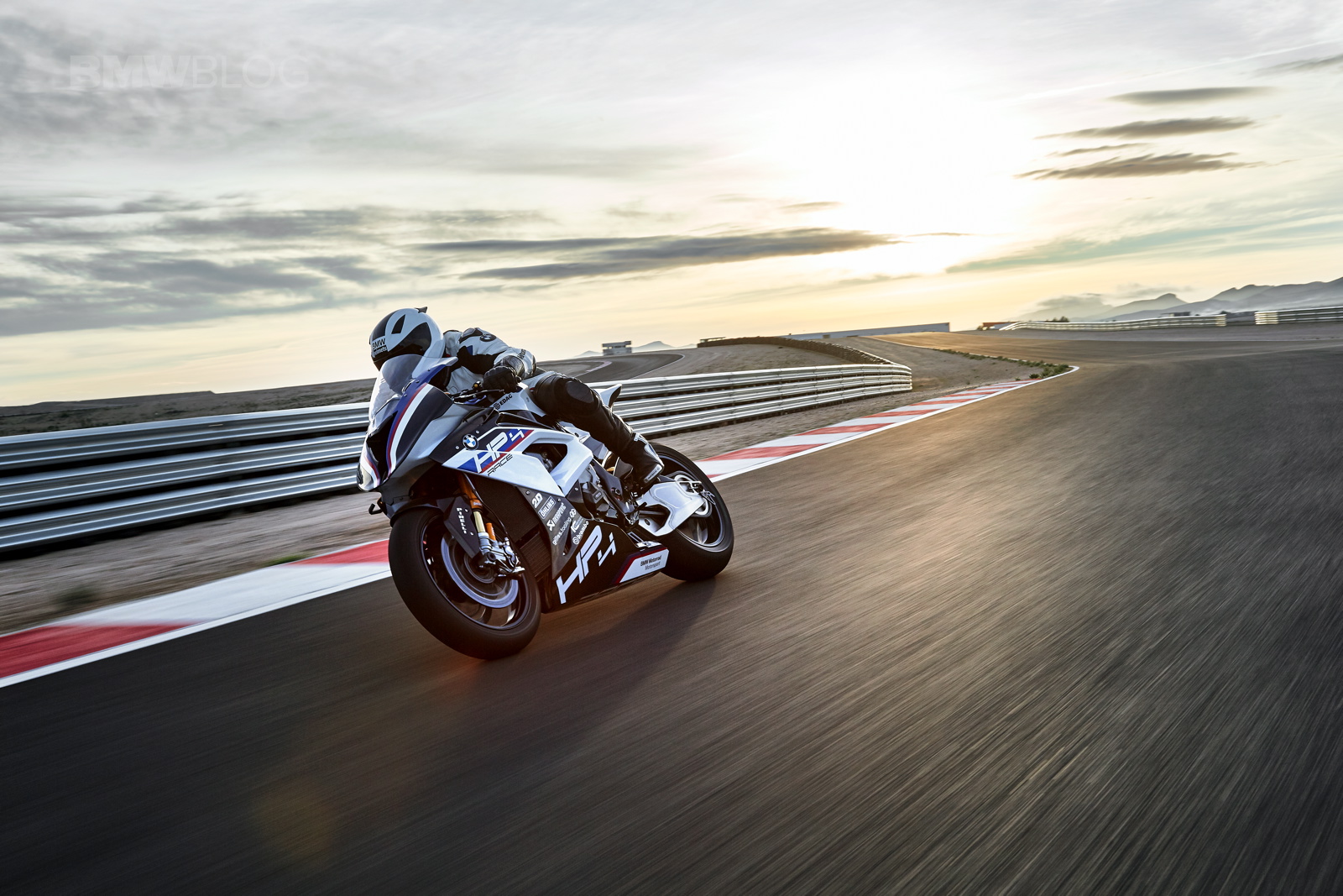2017-BMW-HP4-05.jpg