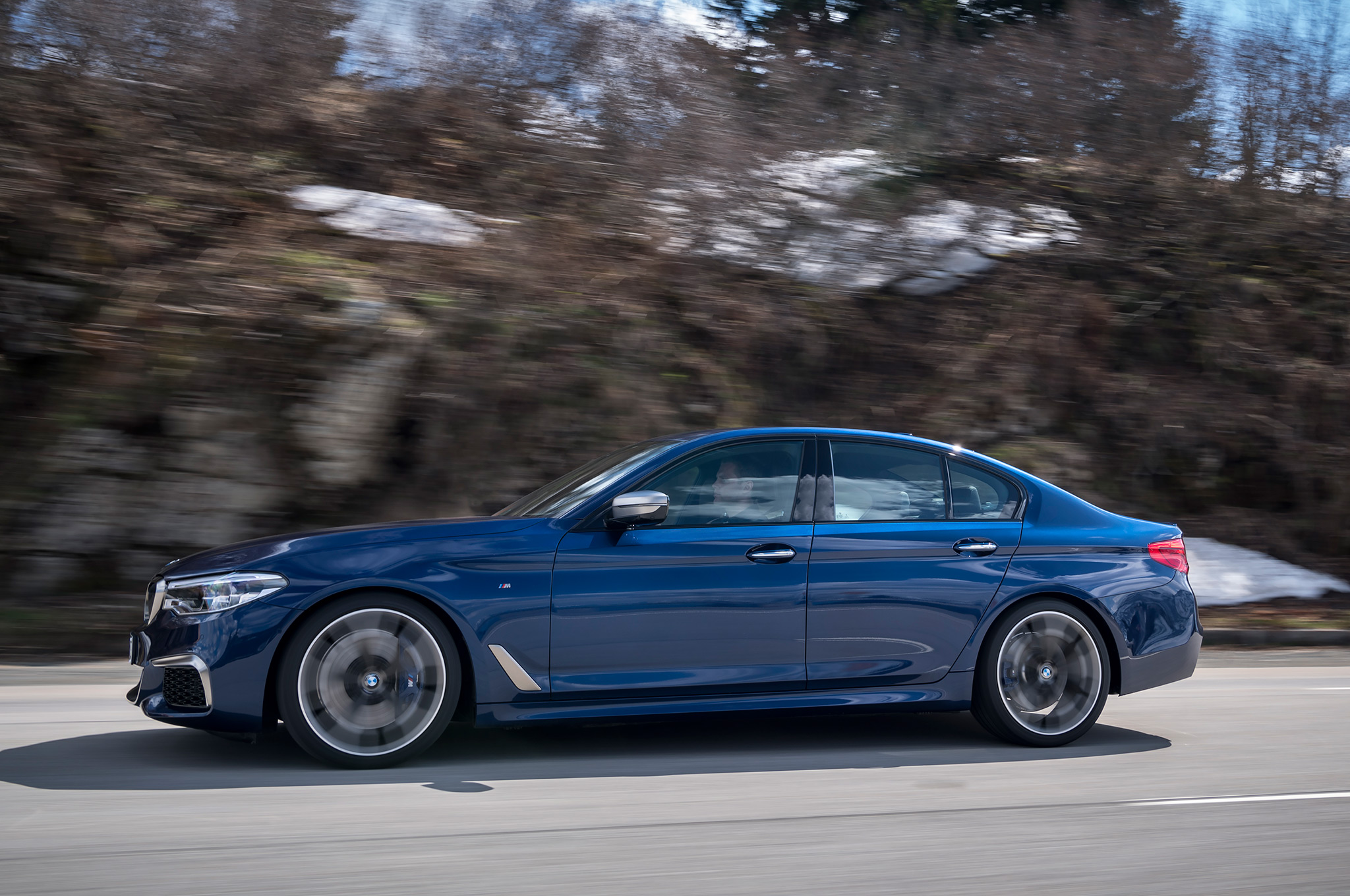 2018-BMW-M550i-xDrive-side-view-in-motion.jpg