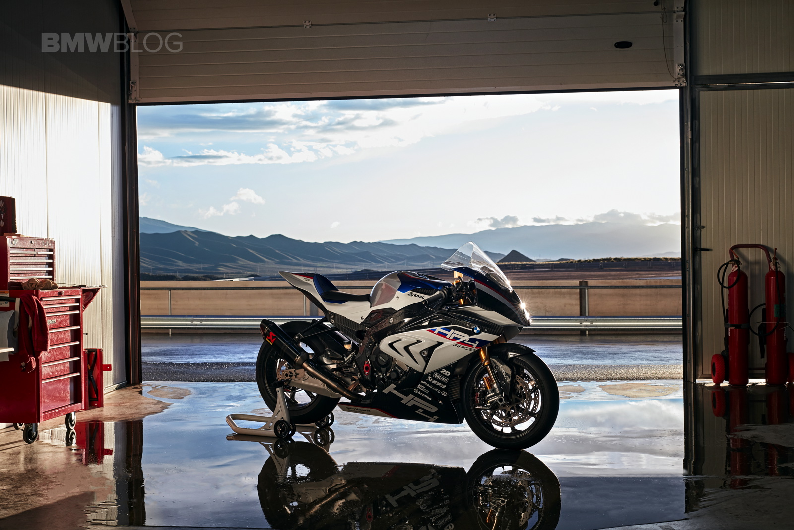 2017-BMW-HP4-13.jpg