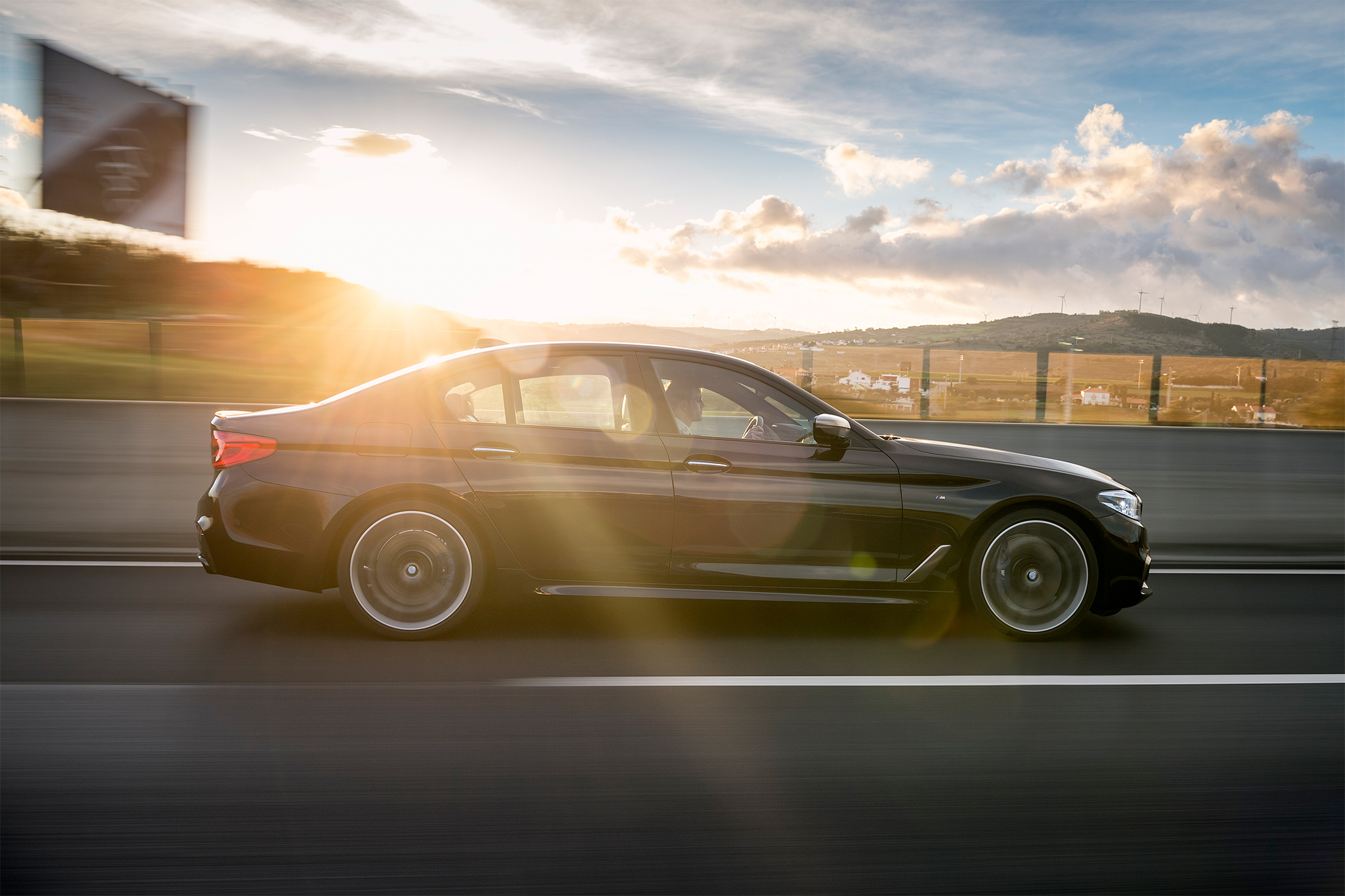 2018-BMW-M550i-xDrive-side-profile-in-motion-02.jpg