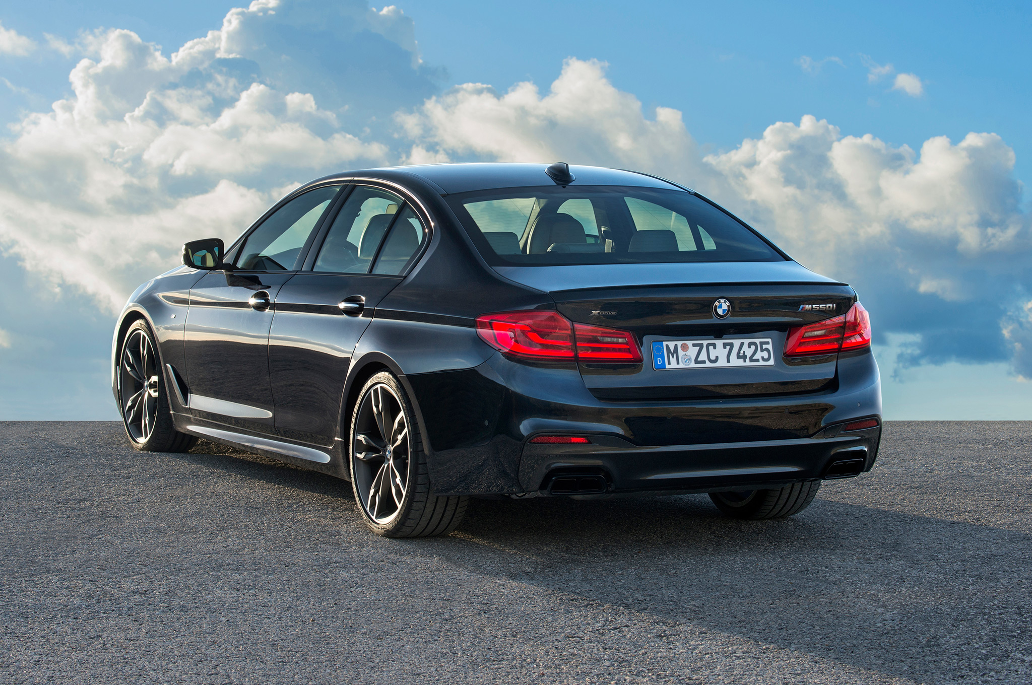 2018-BMW-M550i-xDrive-rear-side-view-parked.jpg